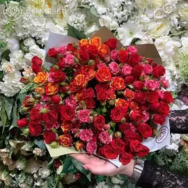 Букет из 25 кустовых роз 40 см микс в нежных тонах в дизайнерской пленке