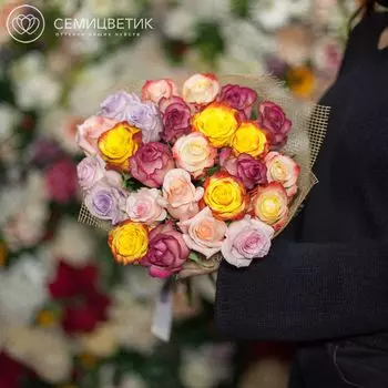 Букет из 25 роз микс в ярких тонах 50 см в дизайнерской пленке