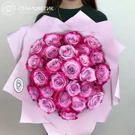 Букет из 25 сиреневых с фиолетовой каймой роз Deep Purple 50 см в дизайнерской пленке