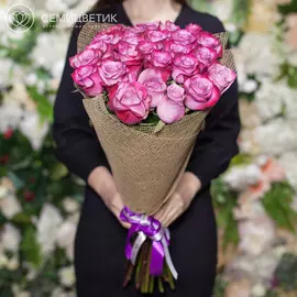 Букет из 25 сиреневых с фиолетовой каймой роз Deep Purple 70 см в натуральной упаковке