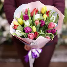 Букет из 25 тюльпанов микс в дизайнерской упаковке