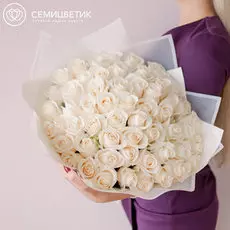 Букет из 51 белой розы Vendela 50 см в дизайнерской пленке
