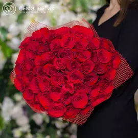 Букет из 51 красной розы Freedom 50 см в дизайнерской пленке