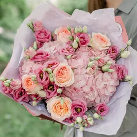 Букет из 5 пионовидных роз Flash back, 6 розовых лизиантусов и 2 розовых гортензий в упаковке