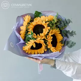 Букет из 5 подсолнухов с солидаго и эвкалиптом в дизайнерской упаковке