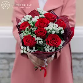 Букет из 7 красных роз и статицы в дизайнерской упаковке