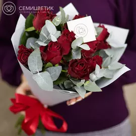 Букет из 9 красных роз и эвкалипта