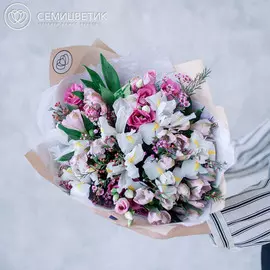 Букет из альстромерии, лизиантуса, гипсофилы