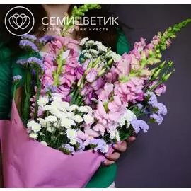 Букет из антирринума, статицы и хризантемы