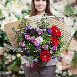 Букет из астр, гербер и сиреневых роз