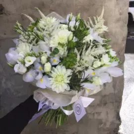 Букет из белых георгинов и ирисов