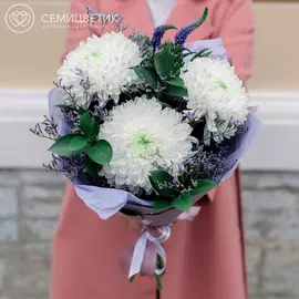 Букет из белых хризантем и лимониума в дизайнерской упаковке
