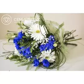 Букет из гербер, гипсофилы и синей хризантемы