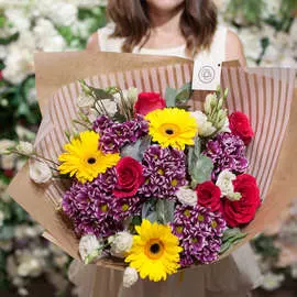 Букет из гербер, хризантем и лизиантуса