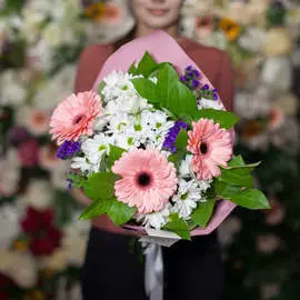 Букет из гербер и кустовой хризантемы