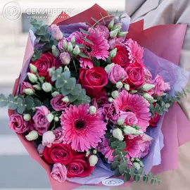 Букет из гербер, лизиантуса и салала