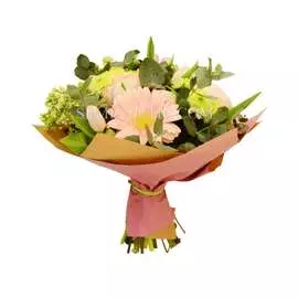 Букет из гербер, ранункулюсов, хризантемы кустовой, сирени и тюльпанов