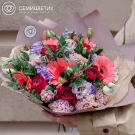 Букет из гербер, розы, гиацинтов, вероники и лизиантуса с зеленью