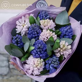 Букет из гиацинтов с зеленью