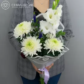 Букет из гладиолуса и хризантемы в дизайнерской упаковке