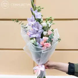 Букет из гладиолуса, кустовой розы и лизиантуса в дизайнерской упаковке