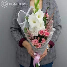 Букет из гладиолусов и кустовой розы в дизайнерской упаковке