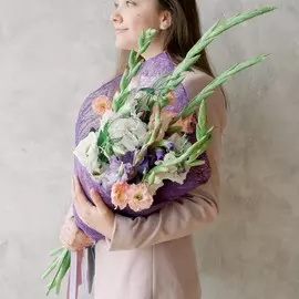 Букет из гладиолусов и лизиантусов в упаковке