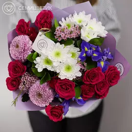 Букет из ирисов, кустовых роз и хризантем