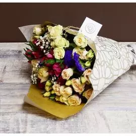 Букет из кустовой розы и альстромерии с зеленью