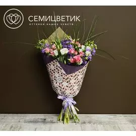 Букет из кустовой розы, лизиантуса и берграсса