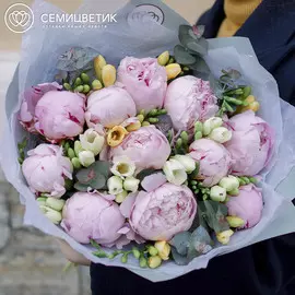 Букет из пионов, фрезии с зеленью