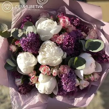 Букет из пионов, кустовых роз и цинерарии