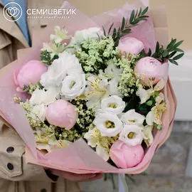 Букет из пионовидной розы, лизиантуса и гипсофилы