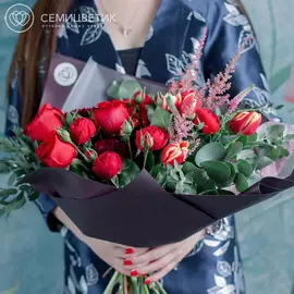 Букет из пионовидной розы, тюльпанов и астильбы