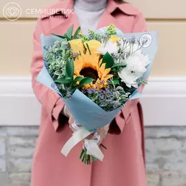 Букет из подсолнуха, хризантемы и лимониума в дизайнерской упаковке