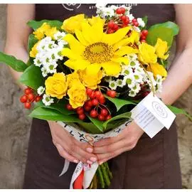 Букет из подсолнуха, кустовой розы и калины