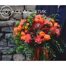 Букет из протеи, гвоздики, физалиса и розы кустовой