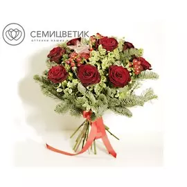 Букет из роз, хиперикума и ели