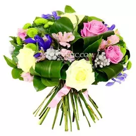 Букет из роз, хризантемы кустовой, альстромерии и ириса с зеленью