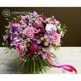 Букет из роз, хризантемы сантини и астры