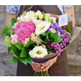 Букет из розовой астры, лизиантуса и кустовой розы