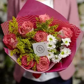 Букет из розовых роз и кустовой хризантемы