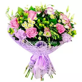 Букет из розы Аква, лизиантуса, гвоздики лунной и матрикарии