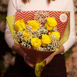 Букет из розы и гипсофилы с зеленью