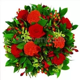 Букет из розы Ред Наоми, целозии и альстромерии с зеленью