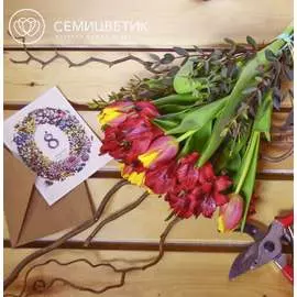 Букет из тюльпанов, альстромерии и эвкалипта