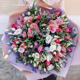 Букет из тюльпанов, лизиантуса и альстромерии