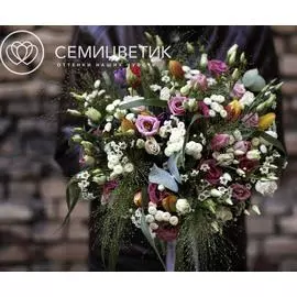 Букет из тюльпанов, лизиантуса и матрикарии