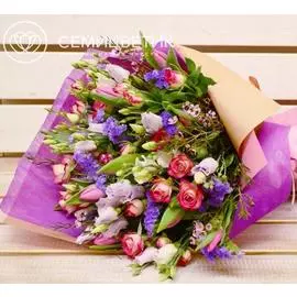 Букет из тюльпанов, лизиантуса и розы кустовой с зеленью