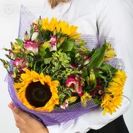 Букет с подсолнухами, лизиантусом и альстромерией